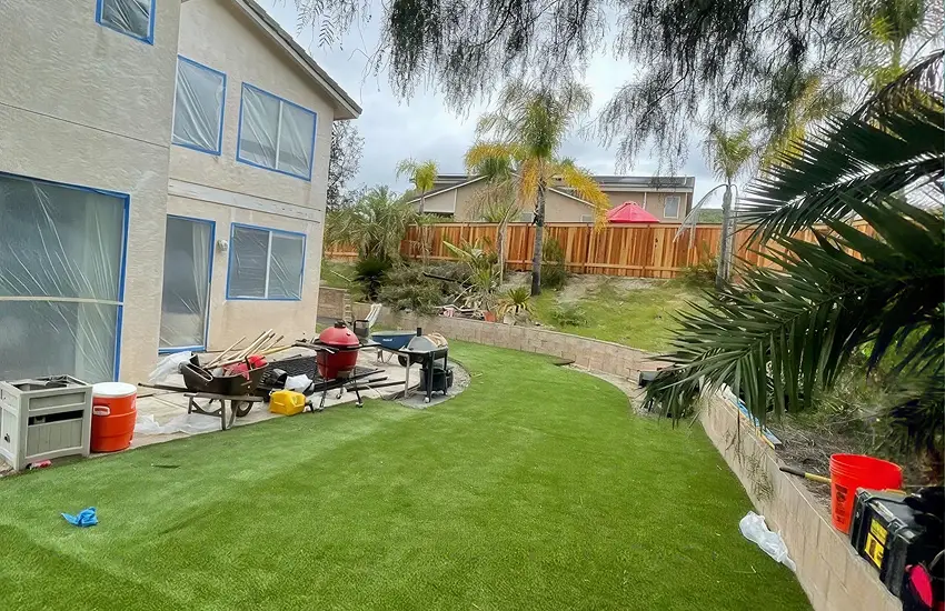 Backyard artificial turf lawn installation