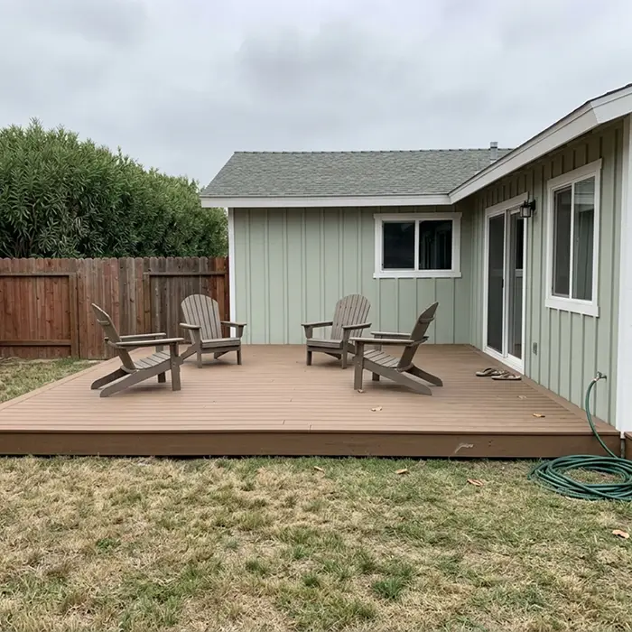 Low-maintenance capped composite deck